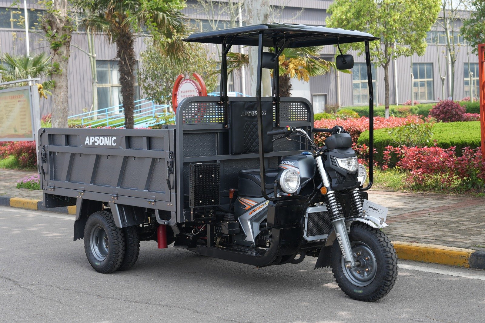Cargo tuk tuk in action
